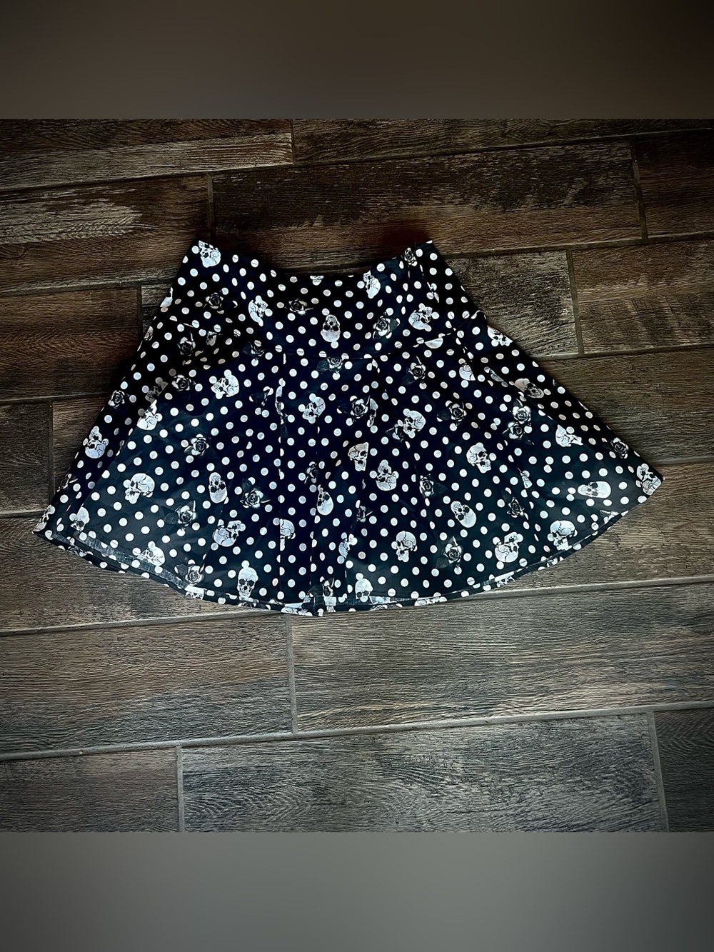 Hot Topic white skulls and polka dots on a black background pleated skirt L